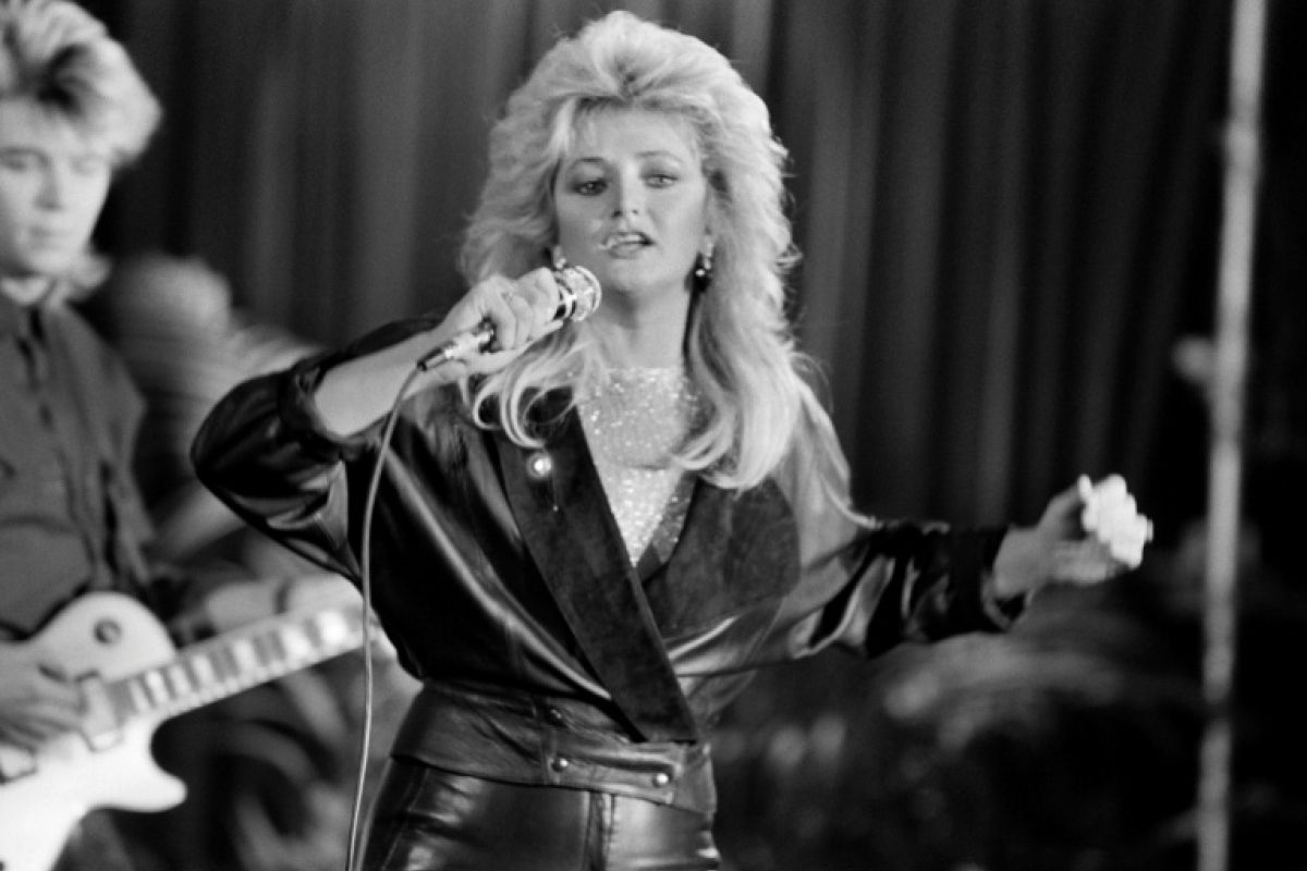 Bonnie Tyler, la légende à la voix éraillée des années 80, s'en est allée à 75 ans