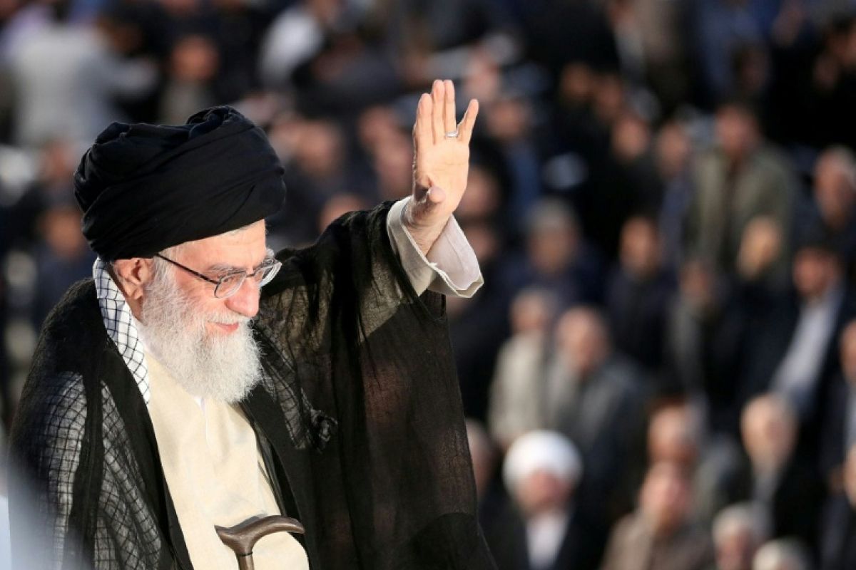 L Iran enterre son guide suprême dans des funérailles d une ampleur inédite