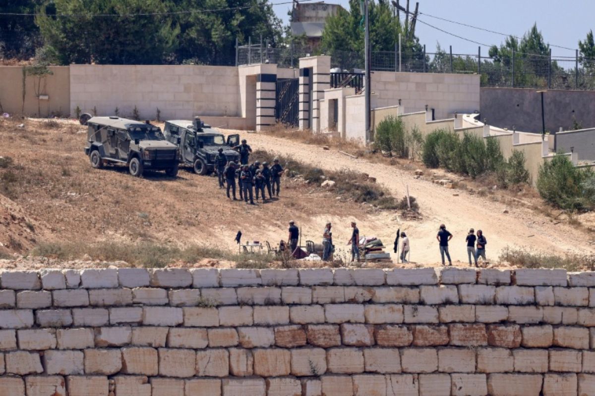 Malgré l'armée, des colons maintiennent une famille palestinienne sous blocus