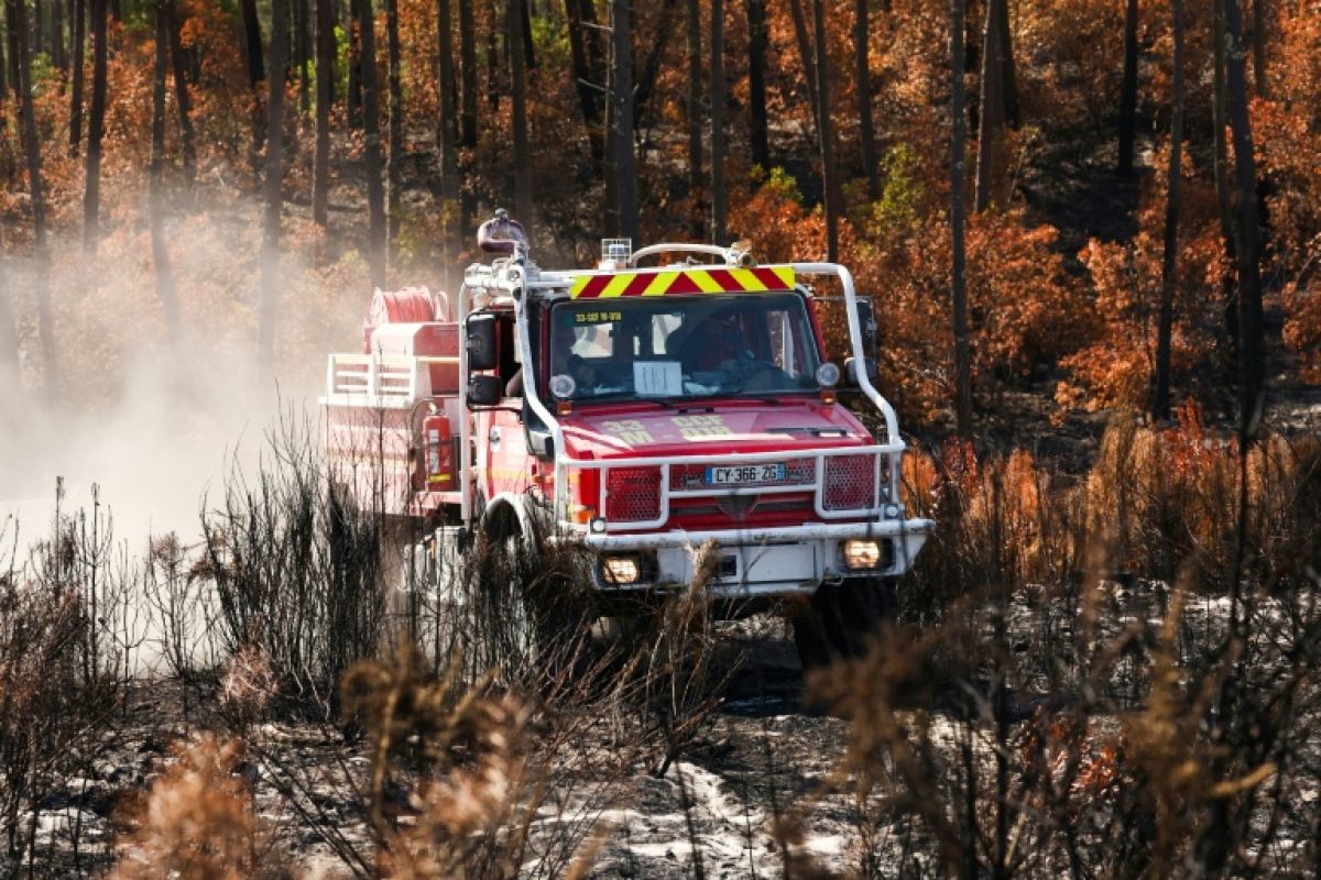 Deux régions en flammes, des pompiers toujours mobilisés