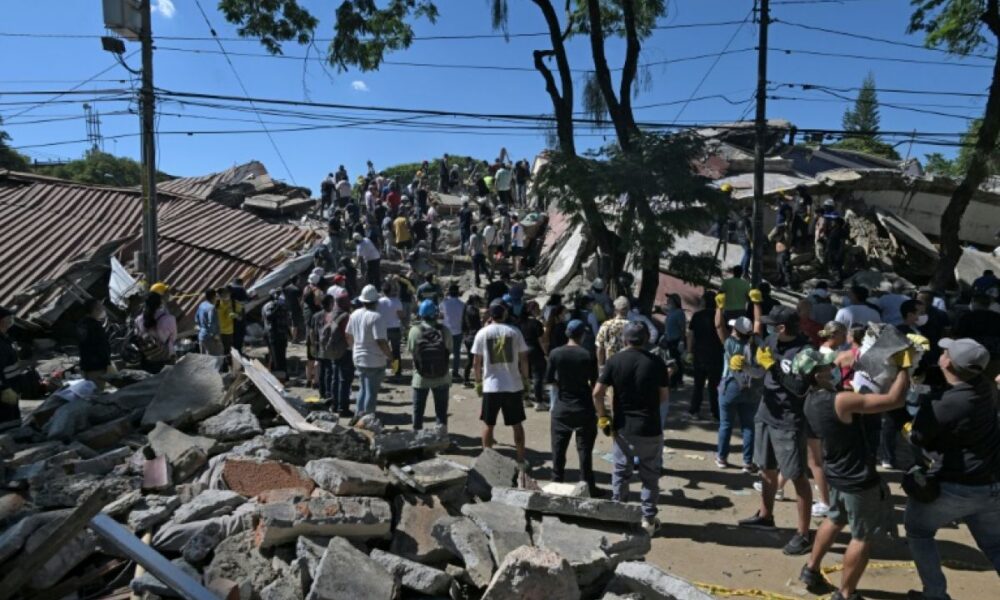 La terre a tremblé en Colombie, ils fouillent les ruines à mains nues