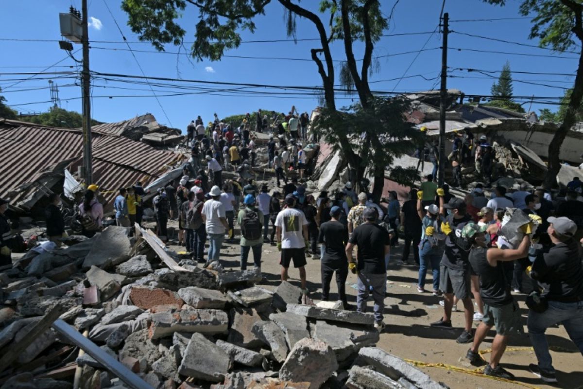 La terre a tremblé en Colombie, ils fouillent les ruines à mains nues