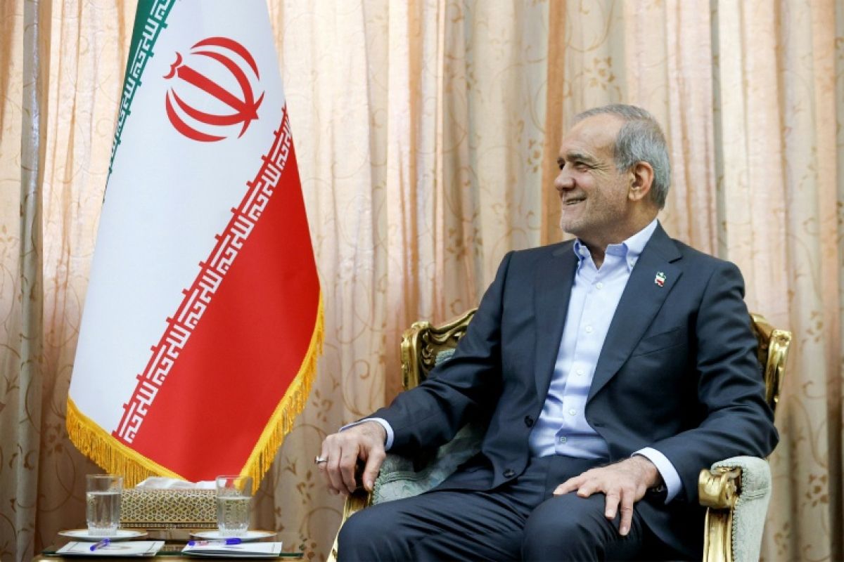 L’Iran tend la main vers la paix, Washington resserre l’étau économique