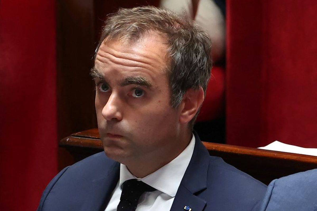 Sébastien Lecornu accueilli par des huées dans une commune dévastée par les incendies