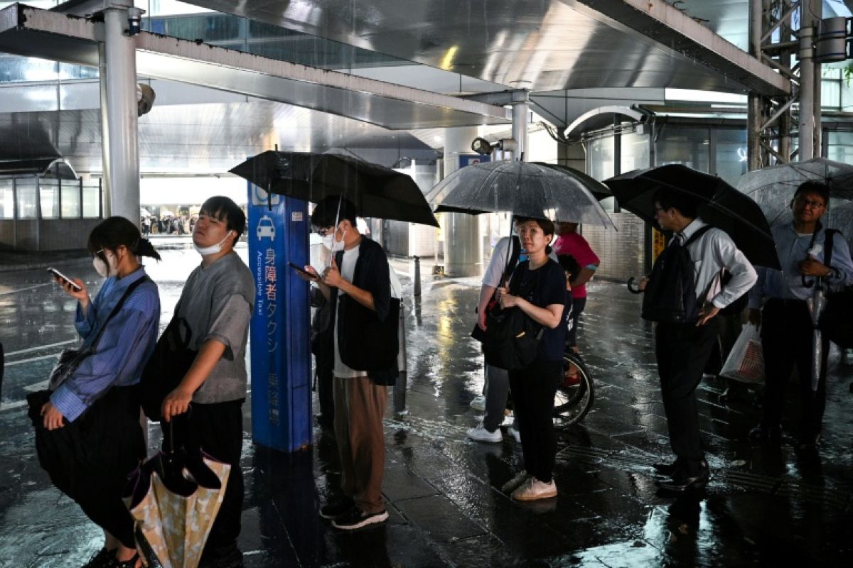 Pluies géantes près de Tokyo, quatre morts et des centaines de passagers bloqués