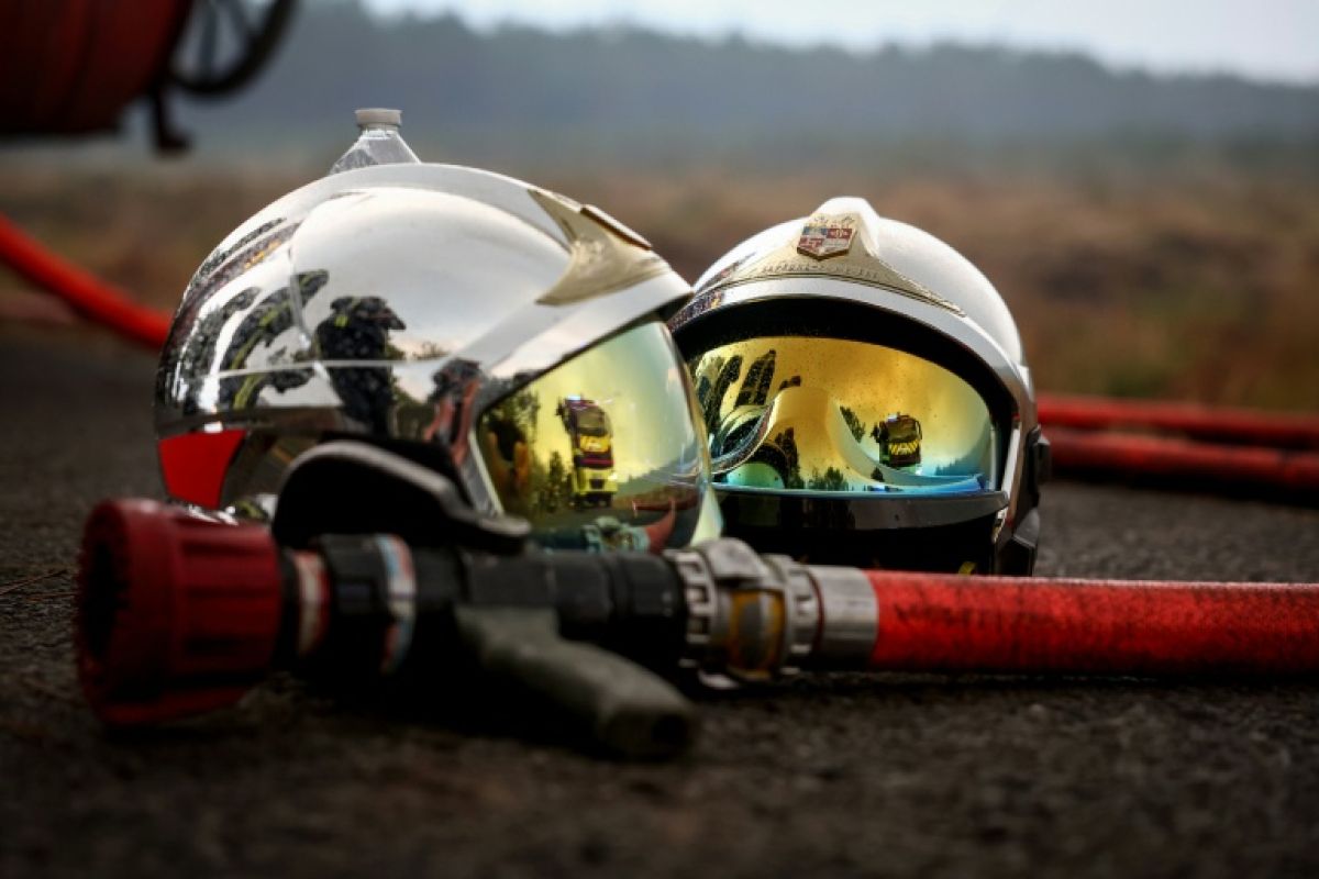 Le feu ralentit dans la Drôme mais le vent pourrait tout changer