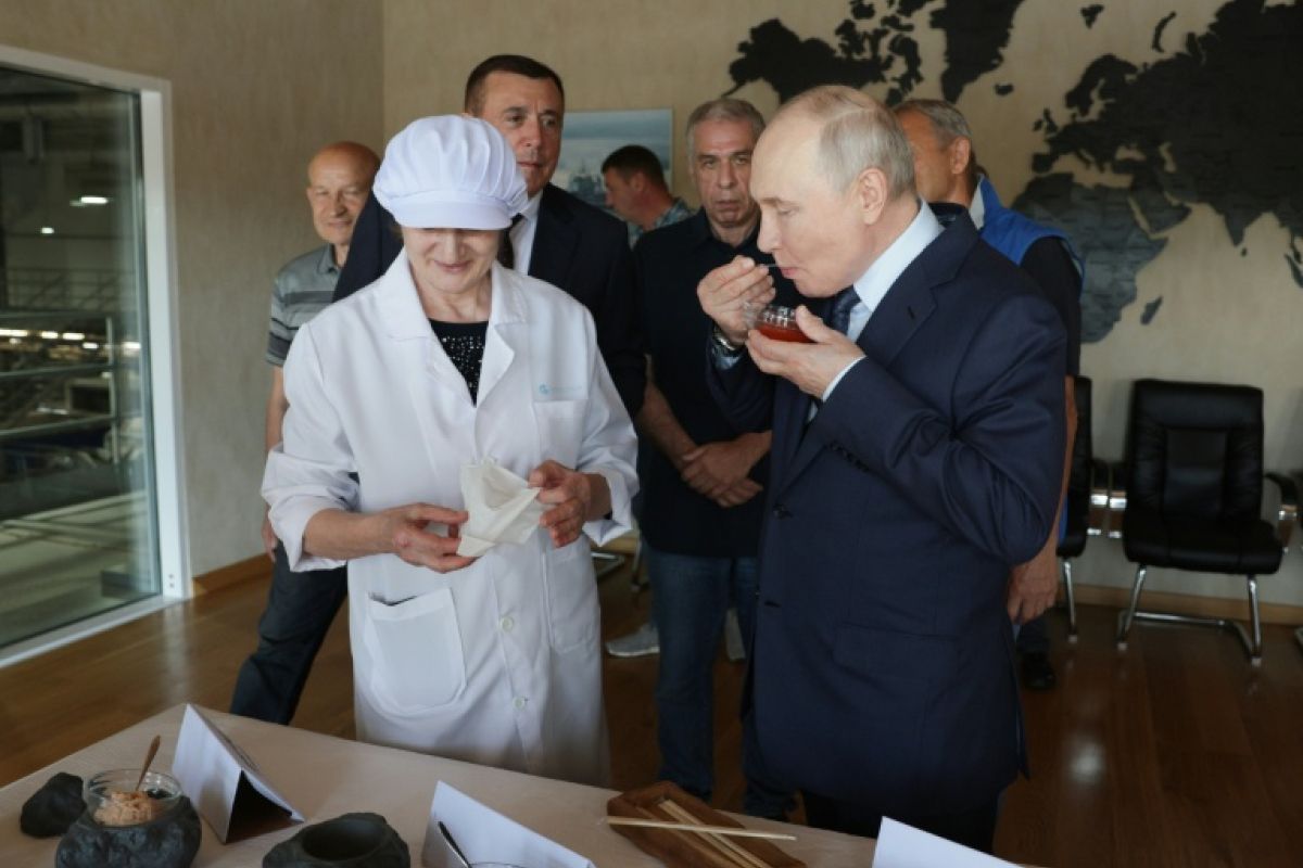Poutine s'affiche sur les îles disputées et Tokyo crie à la provocation
