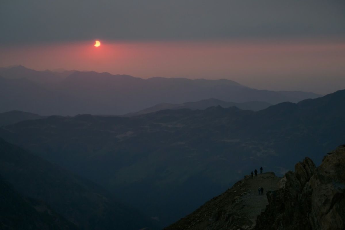Au Pic du Midi, l'éclipse a dansé avec les nuages