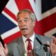 Nigel Farage joue son avenir politique contre un candidat coiffé d'une poubelle