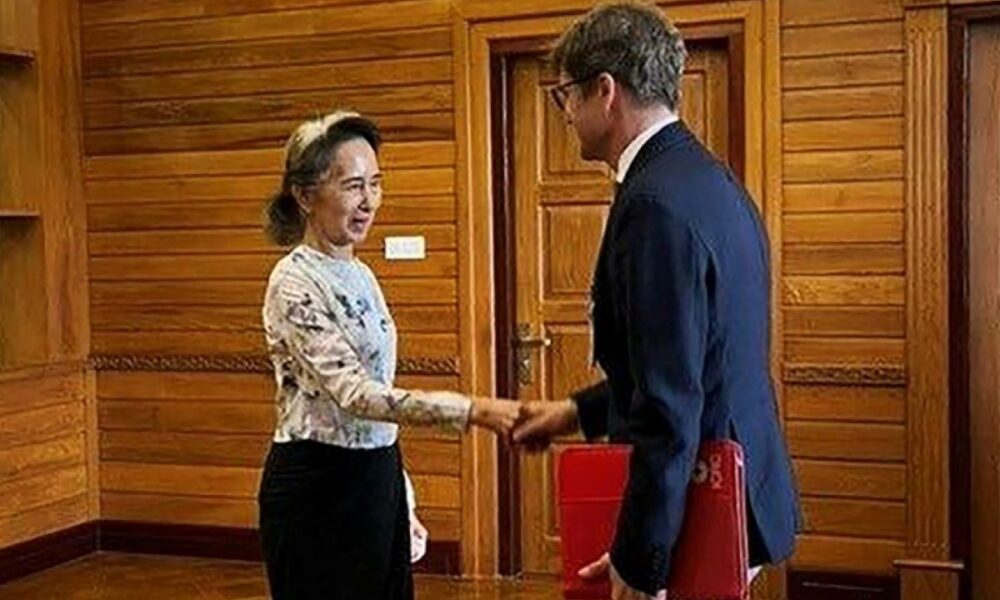 Aung San Suu Kyi réapparaît en public pour une poignée de main avec la Croix-Rouge