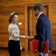 Aung San Suu Kyi réapparaît en public pour une poignée de main avec la Croix-Rouge