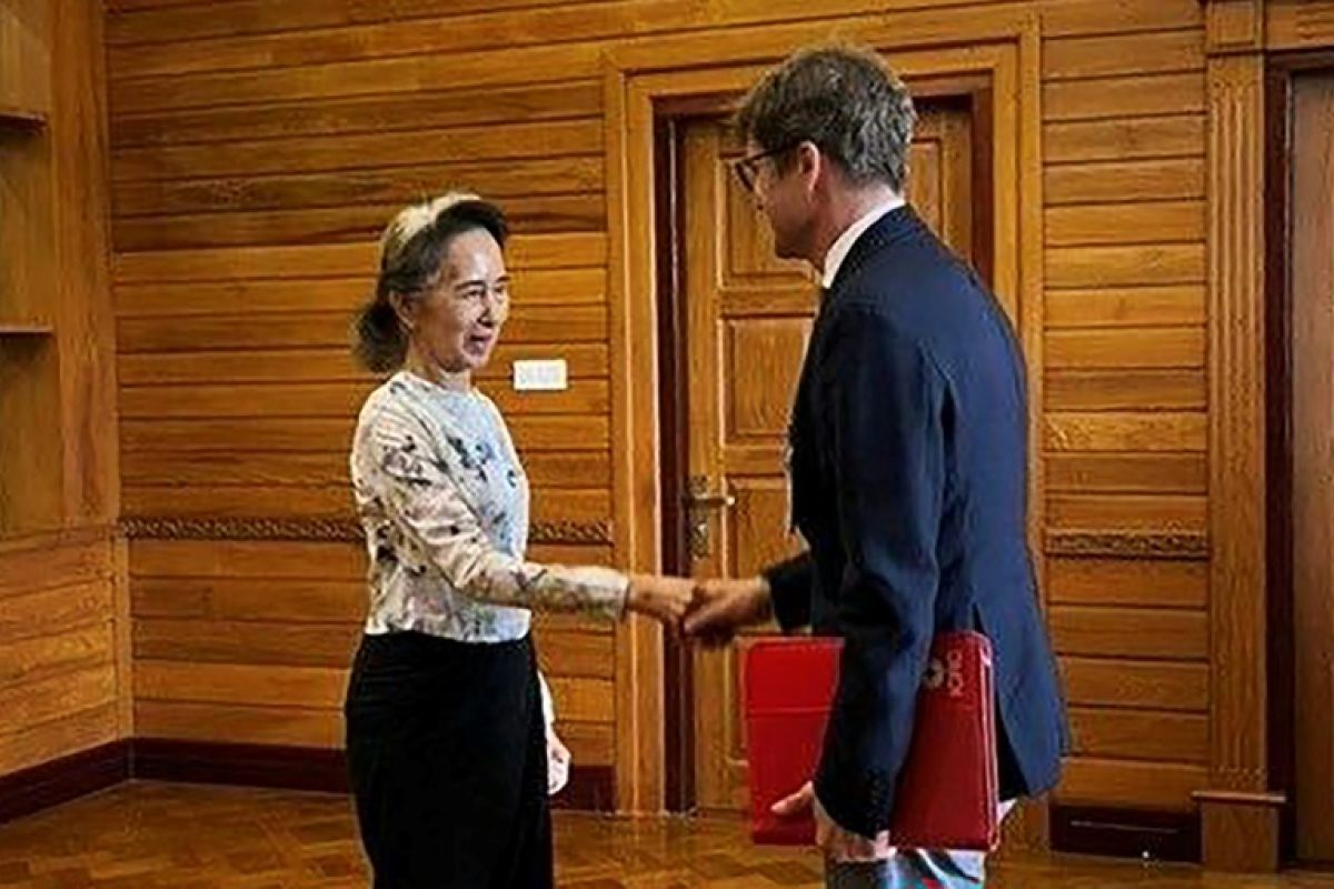 Aung San Suu Kyi réapparaît en public pour une poignée de main avec la Croix-Rouge
