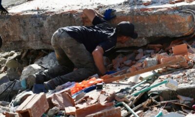 Il cherche sa tante sous les décombres à mains nues