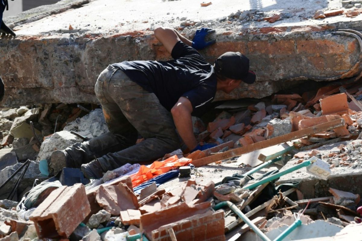 Il cherche sa tante sous les décombres à mains nues