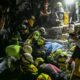 Une survivante sortie des ruines après des heures d’angoisse en Colombie