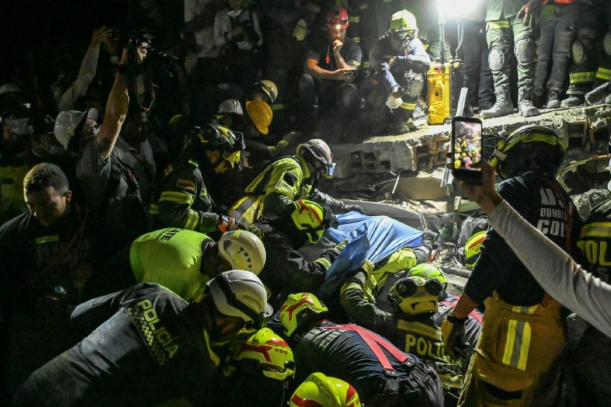 Une survivante sortie des ruines après des heures d’angoisse en Colombie