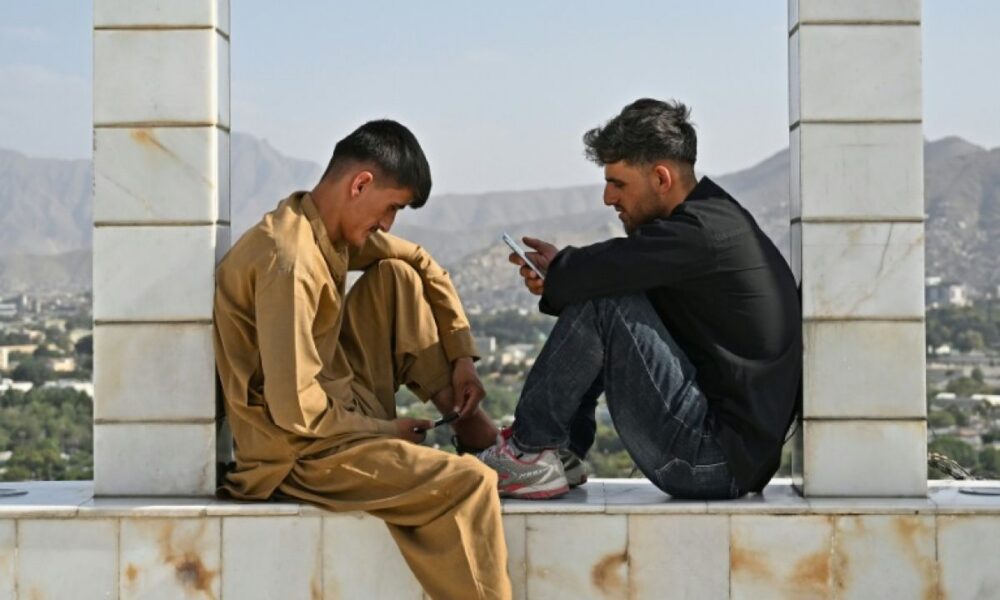 Sur les campus afghans, l'adieu forcé au smartphone provoque des débats
