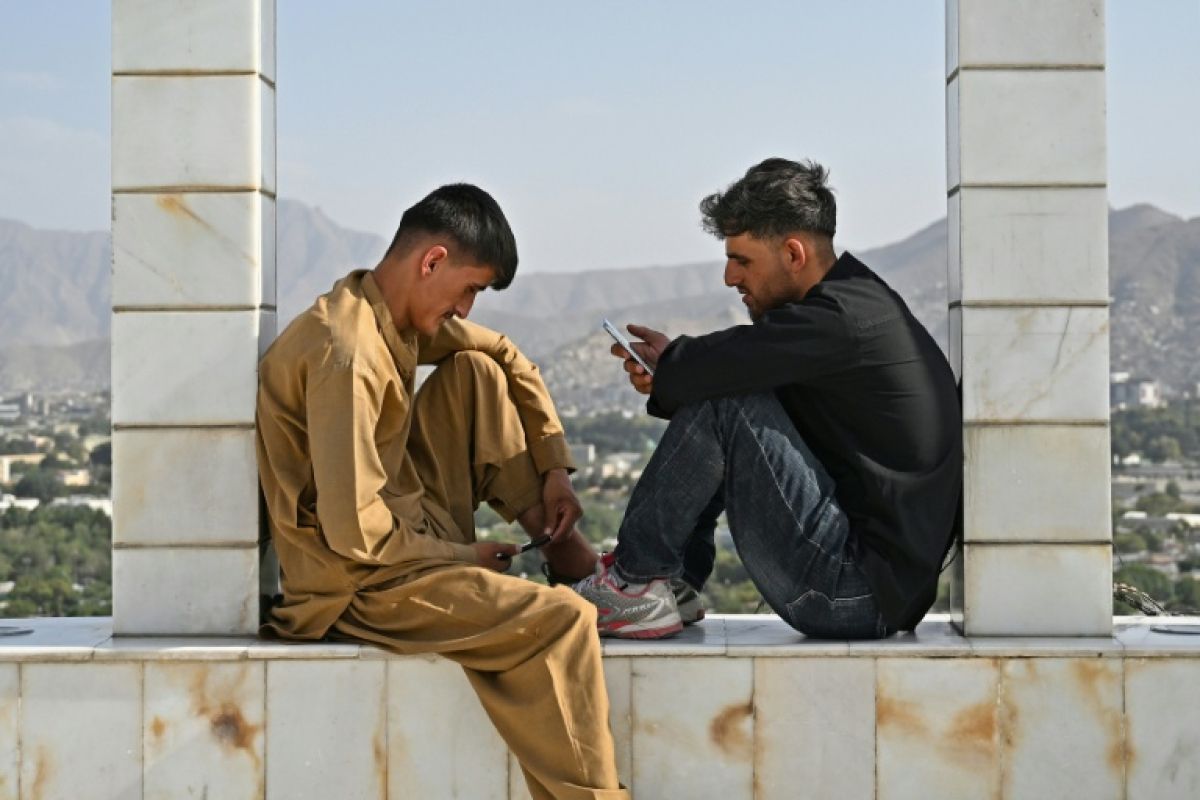 Sur les campus afghans, l'adieu forcé au smartphone provoque des débats