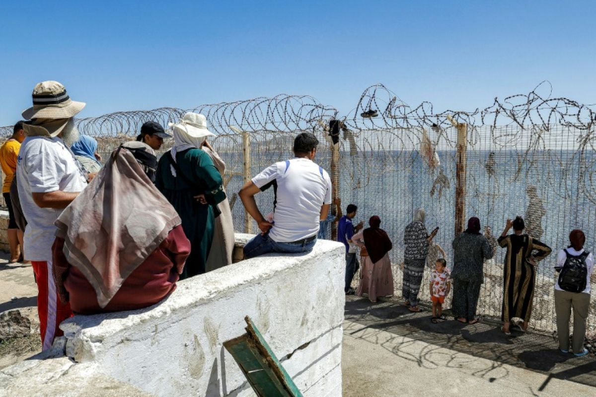 Au grillage de Fnideq, des familles attendent ceux qui ont disparu en cherchant Ceuta