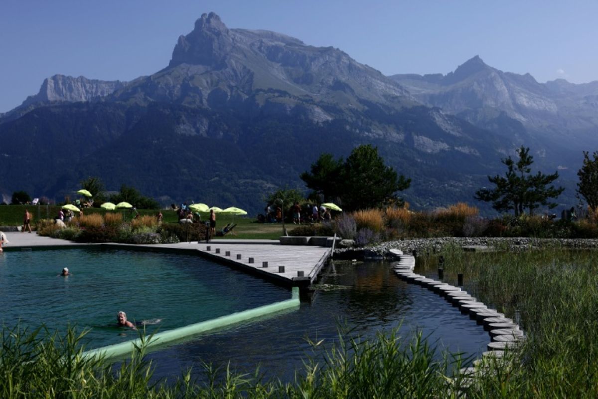 Quand la canicule s'acharne, ce lac alpin fait le plein de vacanciers