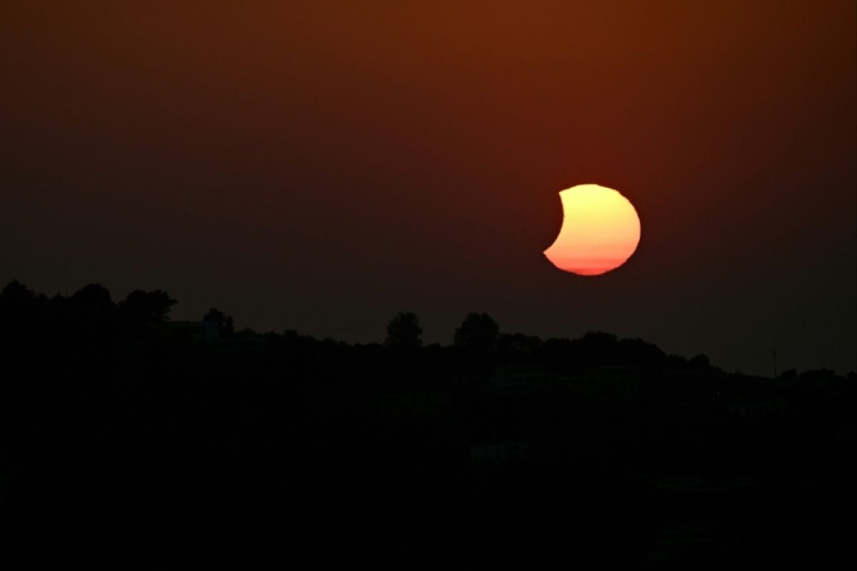 Quand la lune a dévoré le soleil sous les yeux de 200 privilégiés