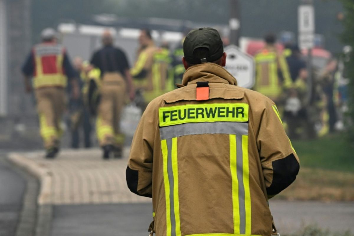 La pluie souffle un répit aux pompiers belges face à un incendie géant