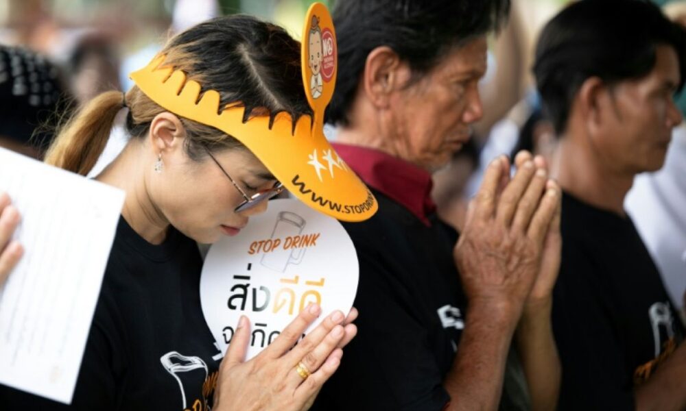 Trois mois sans alcool, le défi que des millions de Thaïlandais relèvent au nom de leur foi