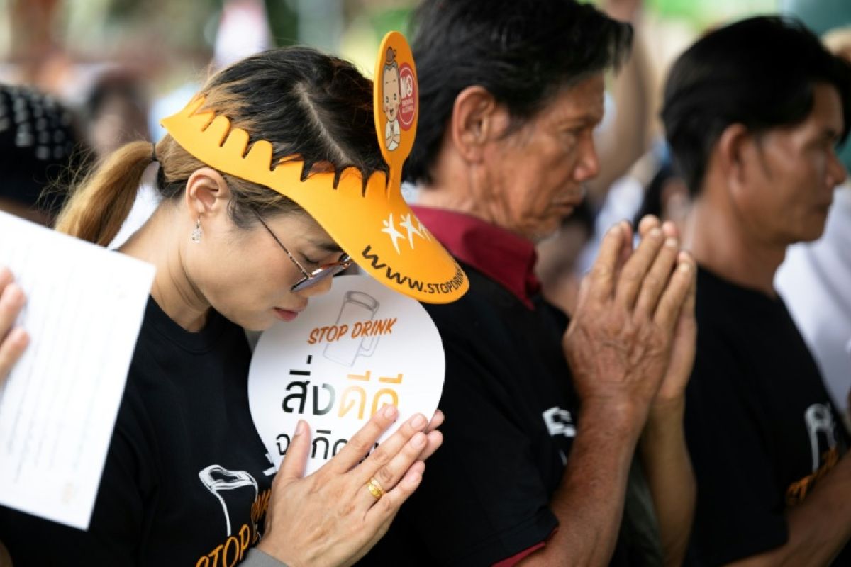 Trois mois sans alcool, le défi que des millions de Thaïlandais relèvent au nom de leur foi