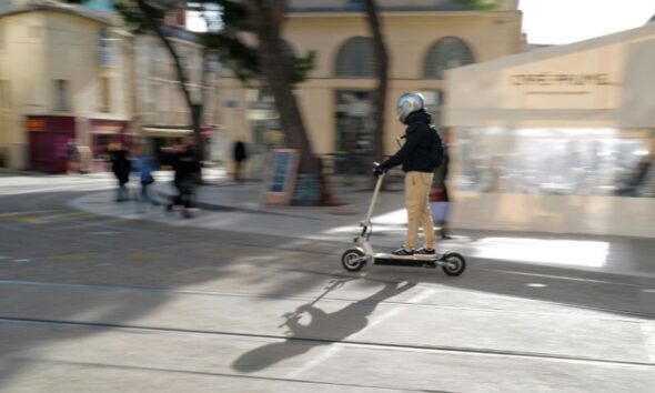 Trottinettes à Paris le casque et le gilet deviennent obligatoires