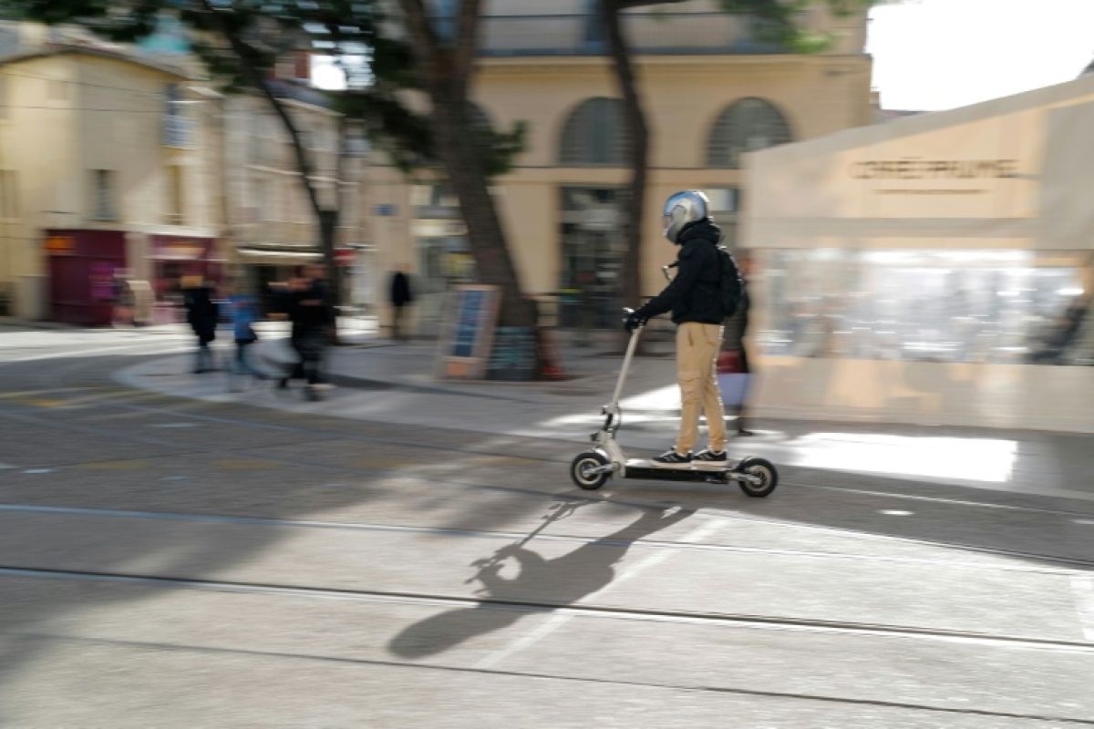 Trottinettes à Paris le casque et le gilet deviennent obligatoires