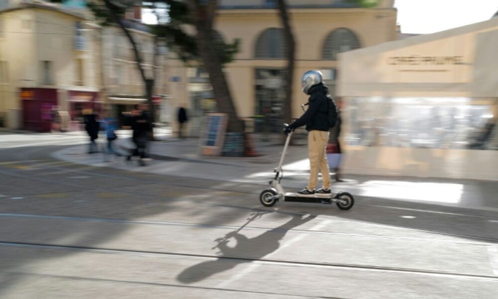 Paris impose le casque et le gilet à tous les conducteurs de trottinette