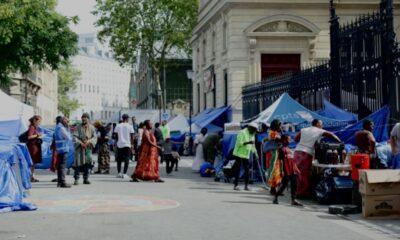 Dans le Marais, des mères migrantes dorment sous des bâches et leur santé craque
