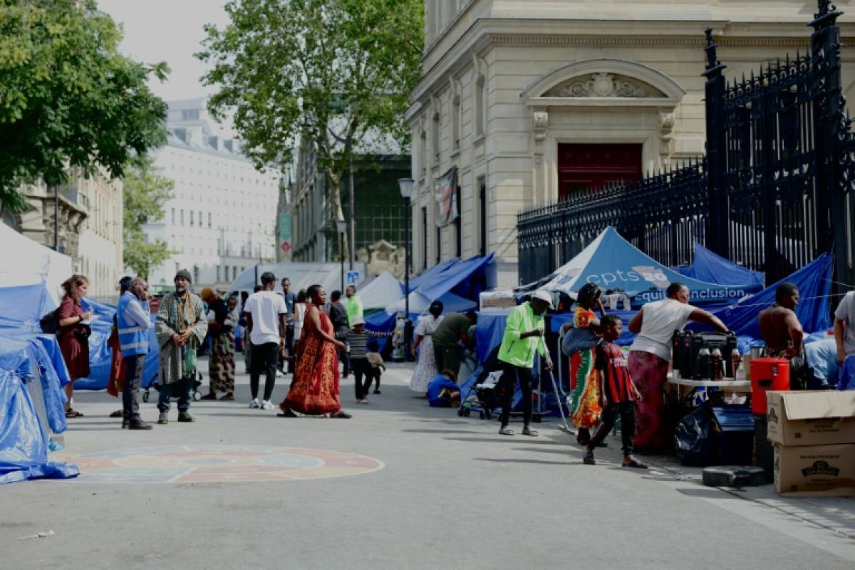 Dans le Marais, des mères migrantes dorment sous des bâches et leur santé craque