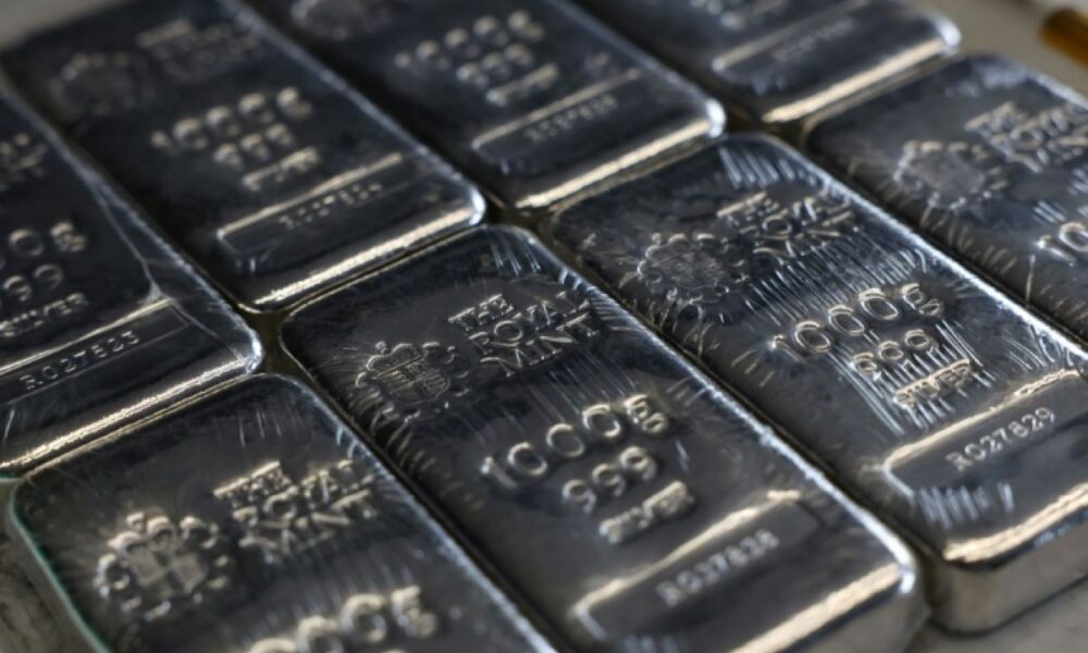 Les vieux téléphones de la Banque d'Angleterre finissent en bijoux de luxe