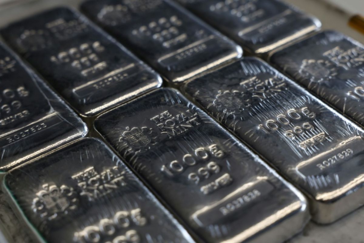 Les vieux téléphones de la Banque d'Angleterre finissent en bijoux de luxe