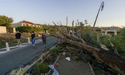 Pomas se réveille sous les bâches après la tornade