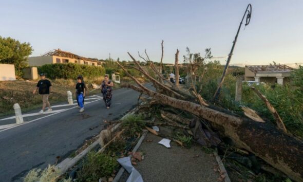Pomas se réveille sous les bâches après la tornade