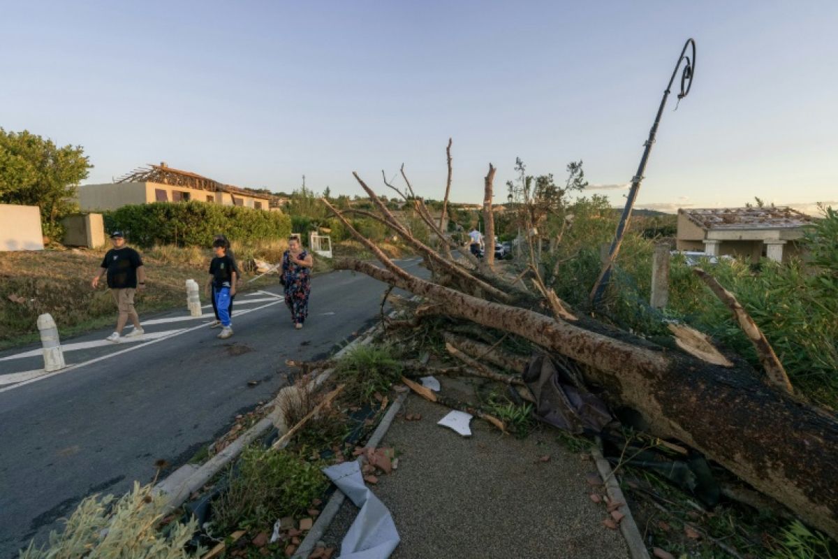 Pomas se réveille sous les bâches après la tornade