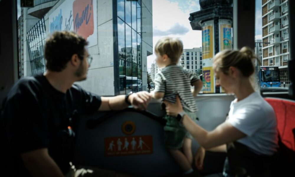 Des touristes dans les bus parisiens, un été entre selfies et grogne