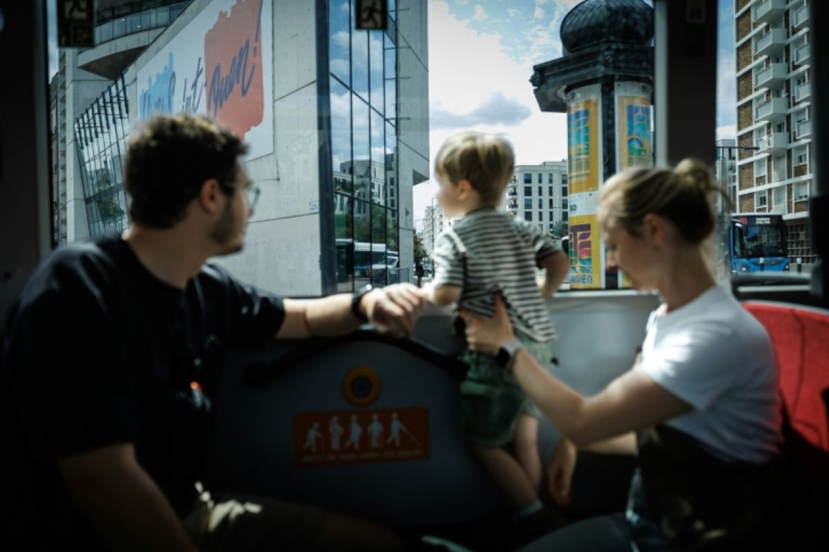 Des touristes dans les bus parisiens, un été entre selfies et grogne