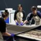 Macron à Londres pour une broderie vieille de mille ans
