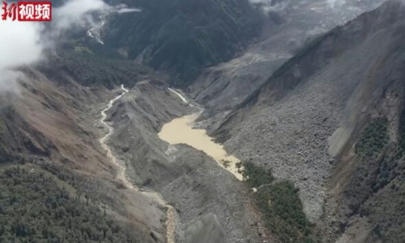La coulée de boue a fait 472 morts et les secours sont gelés face à la menace d'un lac géant
