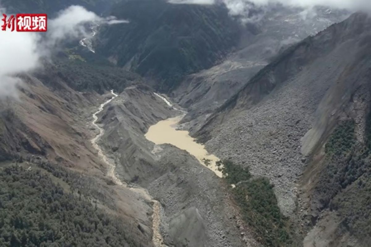 La coulée de boue a fait 472 morts et les secours sont gelés face à la menace d'un lac géant