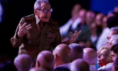 Raul Castro réapparaît en pleine crise pour honorer Fidel Castro