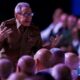 Raul Castro réapparaît en pleine crise pour honorer Fidel Castro