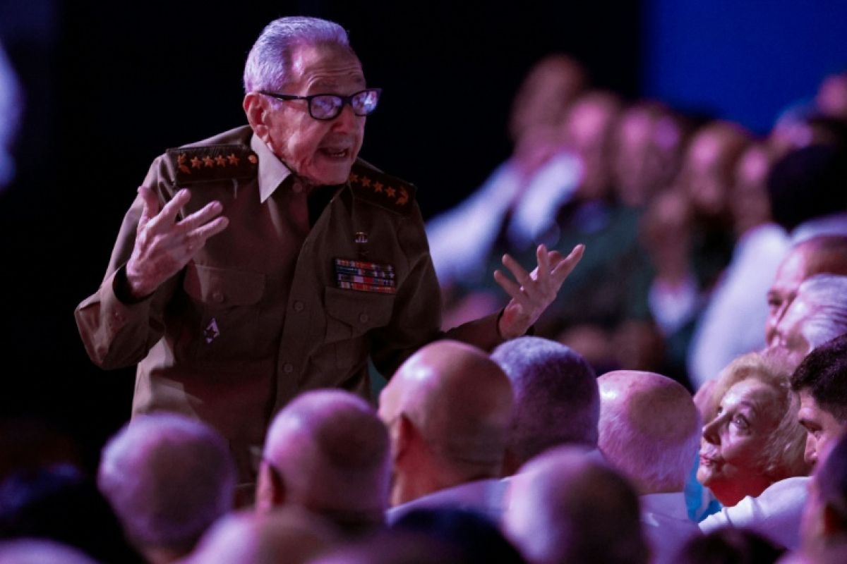 Raul Castro réapparaît en pleine crise pour honorer Fidel Castro
