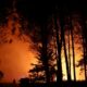 La forêt des Landes brûle encore et un village entier attend de voir si les flammes reculent