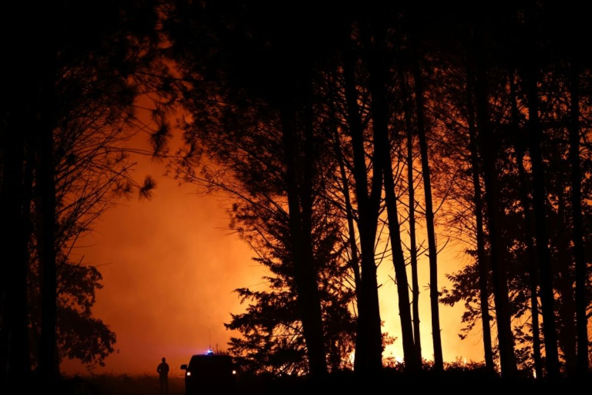 La forêt des Landes brûle encore et un village entier attend de voir si les flammes reculent