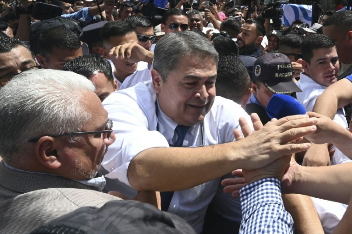 Gracié par Trump, l'ex-président du Honduras affronte son procès en liberté