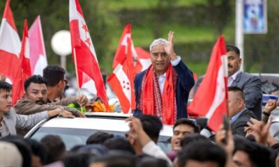 Un ancien Premier ministre népalais rentre au pays, mandat d'arrêt en poche et soutiens dans la rue